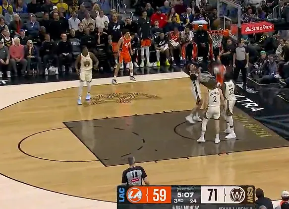 开云体育-加兰连线伦纳德空接没打进，随后加兰自己补篮打进得到7分