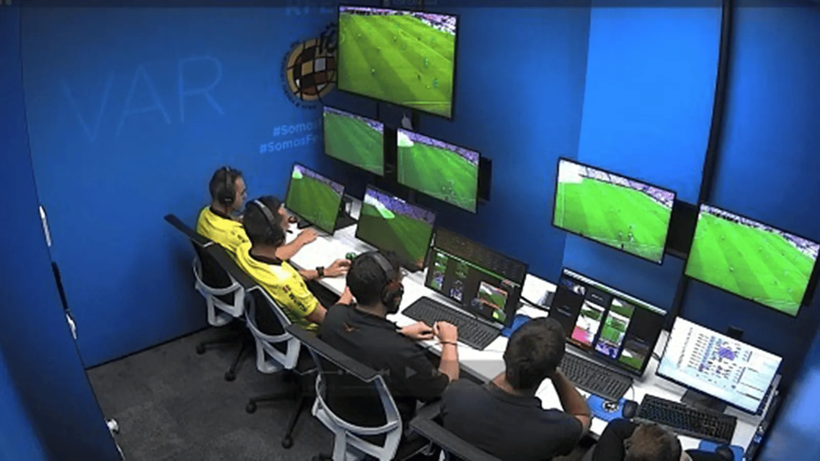 开云官网-前裁判：VAR怕出错不敢介入，球员察觉后场上什么都可能发生