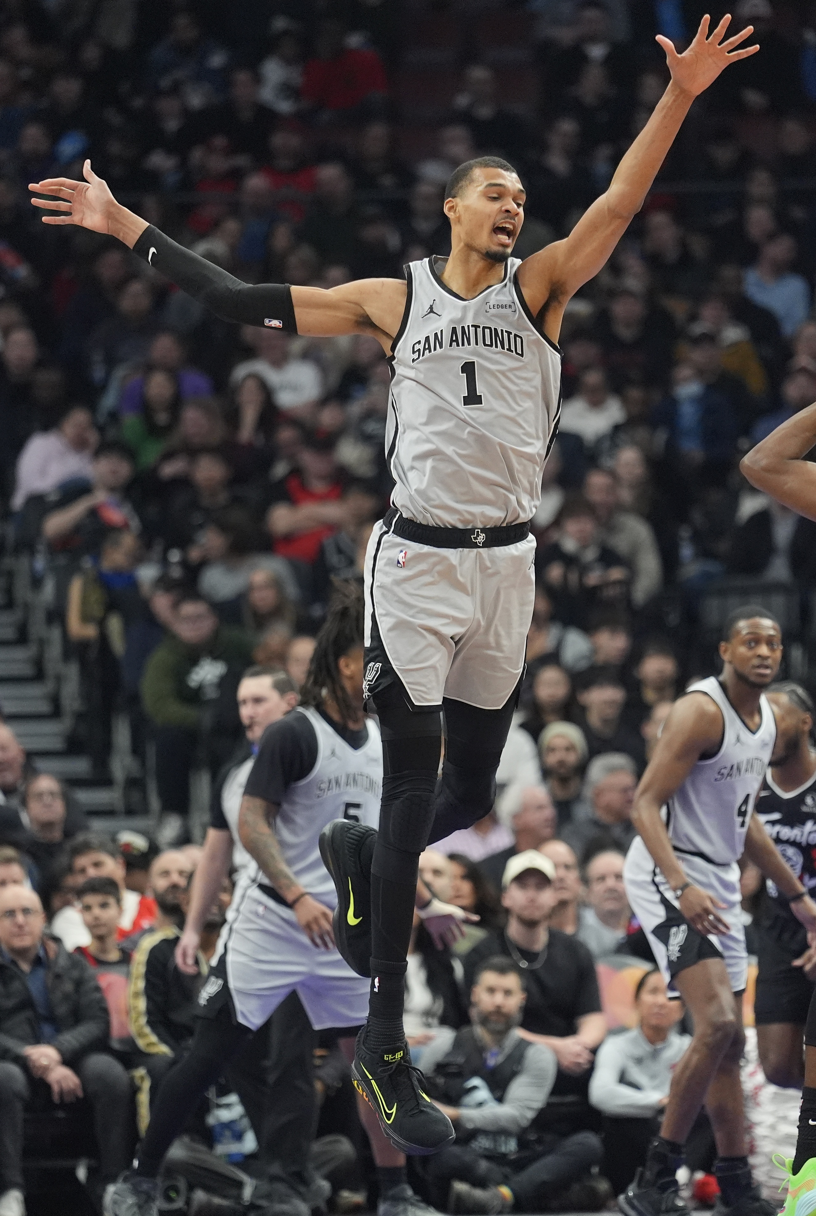 开云体育-文班谈盖帽：感觉像毁了别人的一天 但他们为什么要尝试呢？