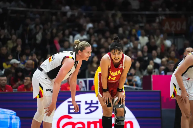 开云体育-媒体人：中国女篮缺乏挡拆持球手，得学会把手递手打得更细
