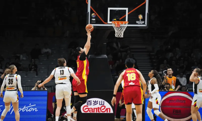 开云APP-媒体人：本场外线大量拒投，完全没体现投篮方面的训练成果